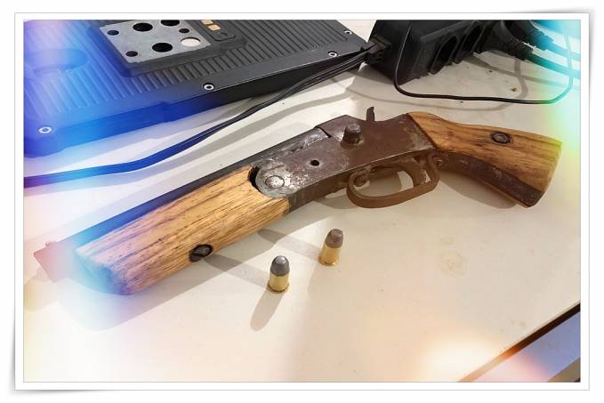 Polícia recebe denúncia e prende apenado de tornozeleira e mais dois suspeitos com armas e celulares roubados - News Rondônia