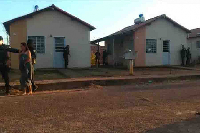 NO HB20 - Família é rendida e tem casa roubada por criminosos na leste - News Rondônia