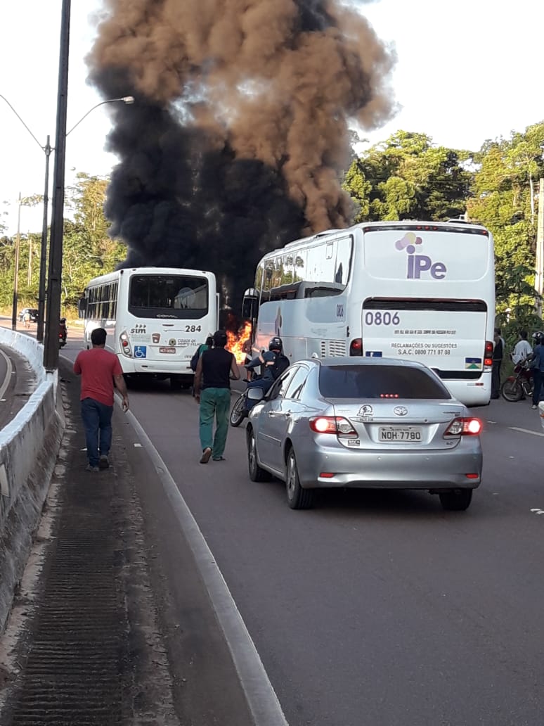 HOMENS ENCAPUZADOS FECHAM A BR 364 PRÓXIMO A UNIR - News Rondônia