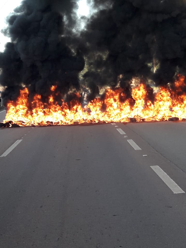 HOMENS ENCAPUZADOS FECHAM A BR 364 PRÓXIMO A UNIR - News Rondônia