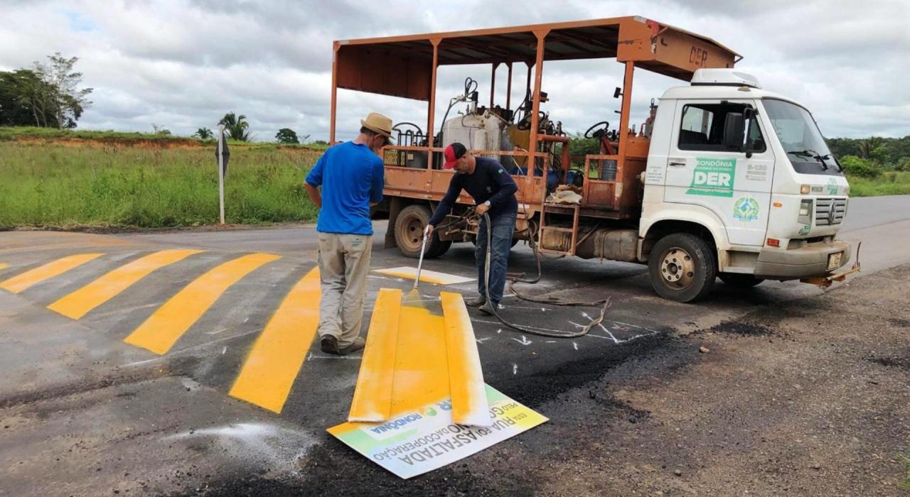 DEPARTAMENTO DE ESTRADAS INSTALA QUEBRA-MOLAS E FAZ SINALIZAÇÃO VERTICAL NO ANEL VIÁRIO DE JI-PARANÁ - News Rondônia