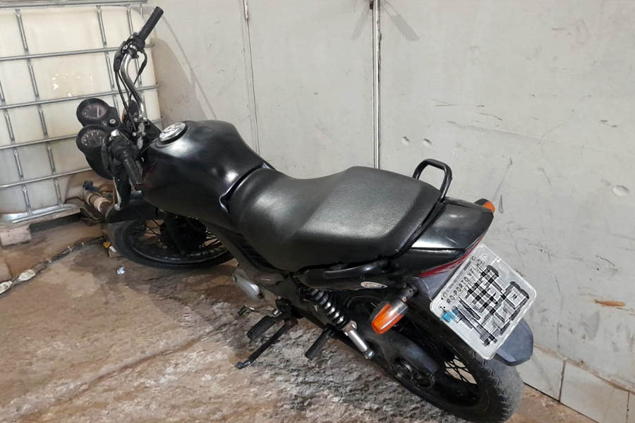 NO QUINTAL: Mulher é presa com moto roubada em residência na zona sul - News Rondônia
