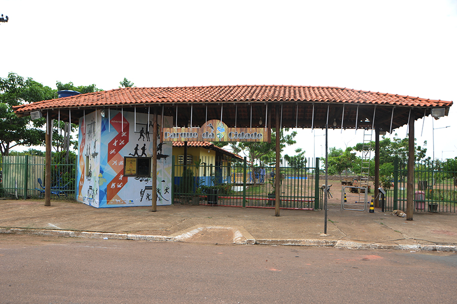 DECORAÇÃO NATALINA COMEÇA A SER INSTALADA EM PORTO VELHO - News Rondônia