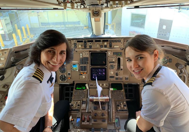 MÃE E FILHA, PILOTO E COPILOTO DE AVIÃO, FAZEM SUCESSO: FOTO VIRALIZA - News Rondônia