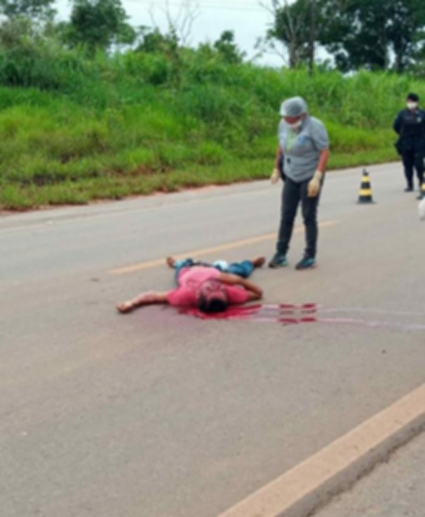 IMAGEM FORTE: Homem tem cabeça esmagada a pauladas e corpo desovado na BR - News Rondônia