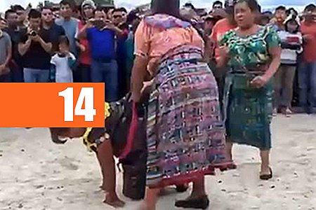 MULHER É CHICOTEADA PELA PRÓPRIA MÃE APÓS SER ACUSADA DE ROUBAR LOJA; VÍDEO - News Rondônia