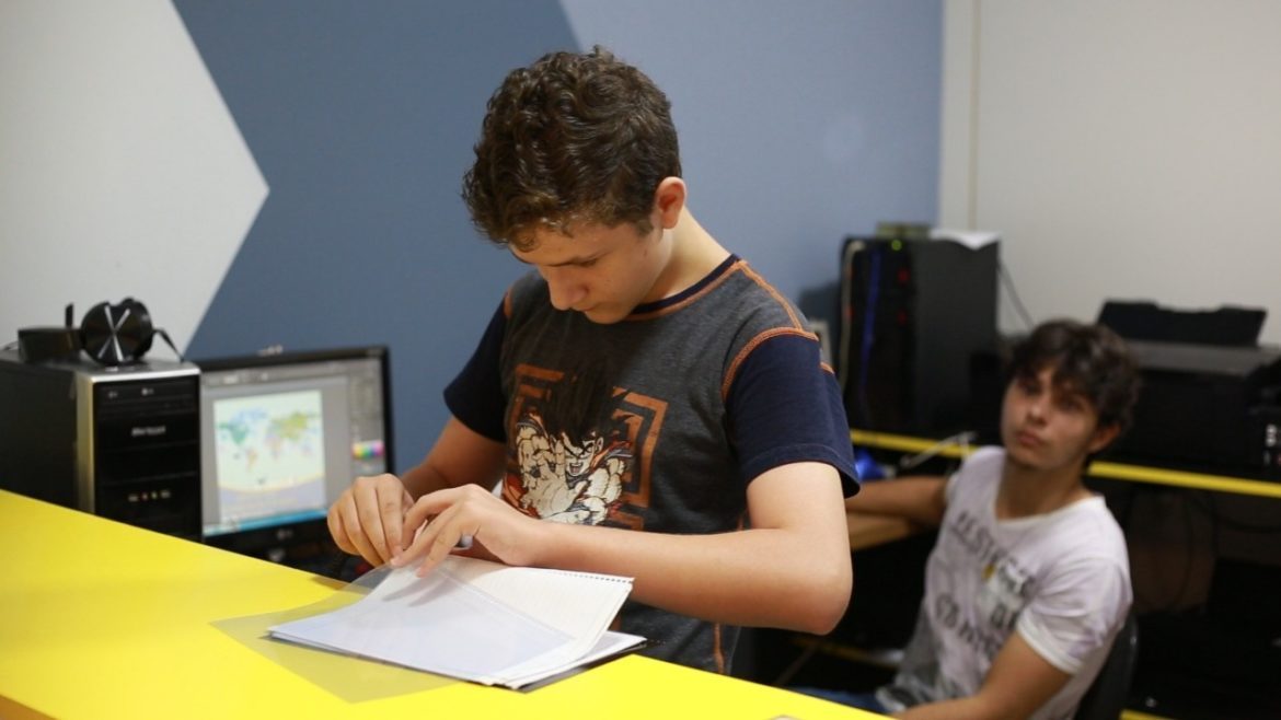 JOVEM DE 14 ANOS RECOLHE CADERNOS USADOS E OS TRANSFORMA EM NOVOS PARA DOAÇÃO - News Rondônia