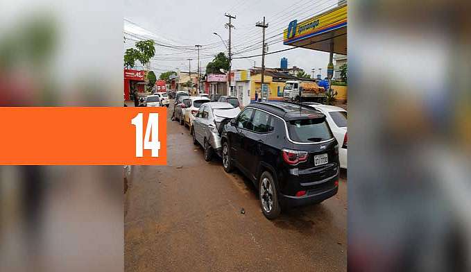 MULHER PASSA MAL AO VOLANTE E CAUSA ENGAVETAMENTO COM OUTROS SEIS CARROS - News Rondônia