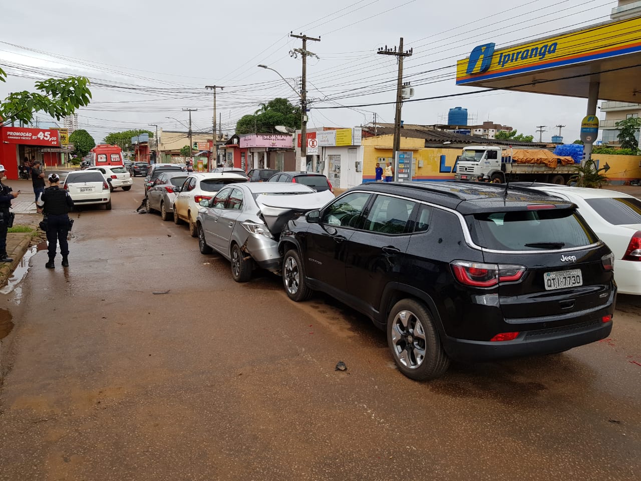 MULHER PASSA MAL AO VOLANTE E CAUSA ENGAVETAMENTO COM OUTROS SEIS CARROS - News Rondônia