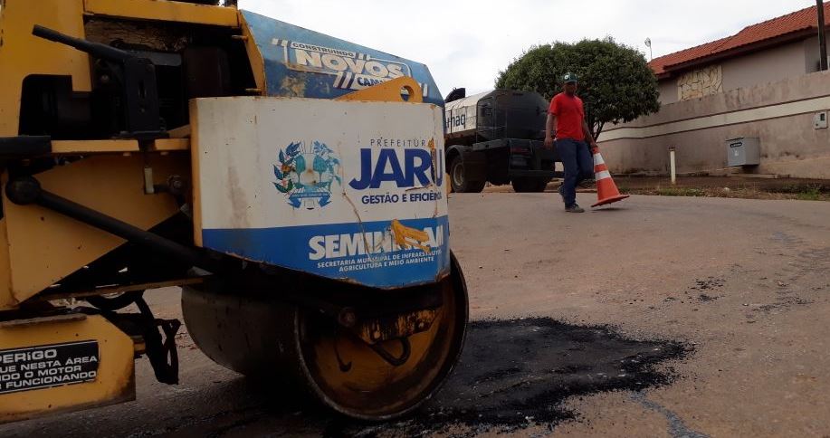 PREFEITURA CONTINUA COM OPERAÇÃO TAPA-BURACOS PELAS RUAS DE JARU - News Rondônia