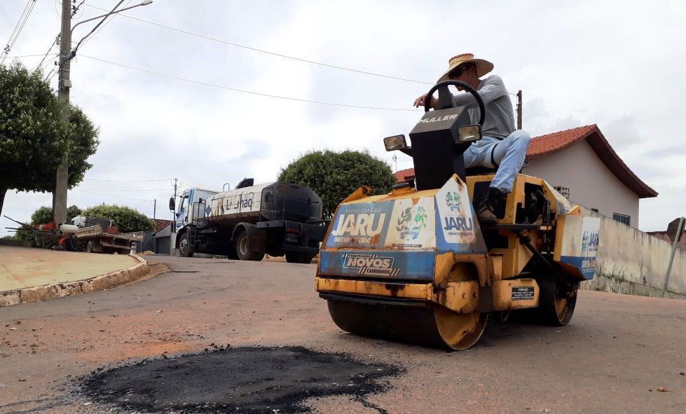 PREFEITURA CONTINUA COM OPERAÇÃO TAPA-BURACOS PELAS RUAS DE JARU - News Rondônia