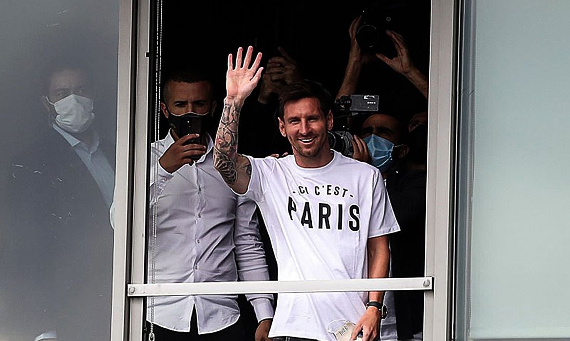 Lionel Messi é recebido como herói na França após acertar com o PSG - News Rondônia