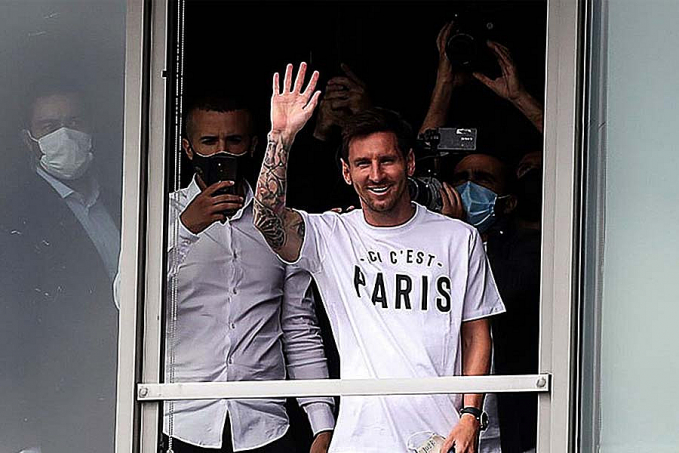 Lionel Messi é recebido como herói na França após acertar com o PSG - News Rondônia