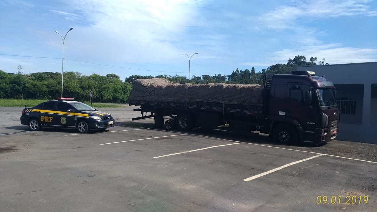 APÓS 63 KM DE FUGA E TIROS, PRF PRENDE CAMINHONEIRO QUE DIRIGIA SOB EFEITO DE COCAÍNA - VEJA FOTOS E VÍDEO - News Rondônia
