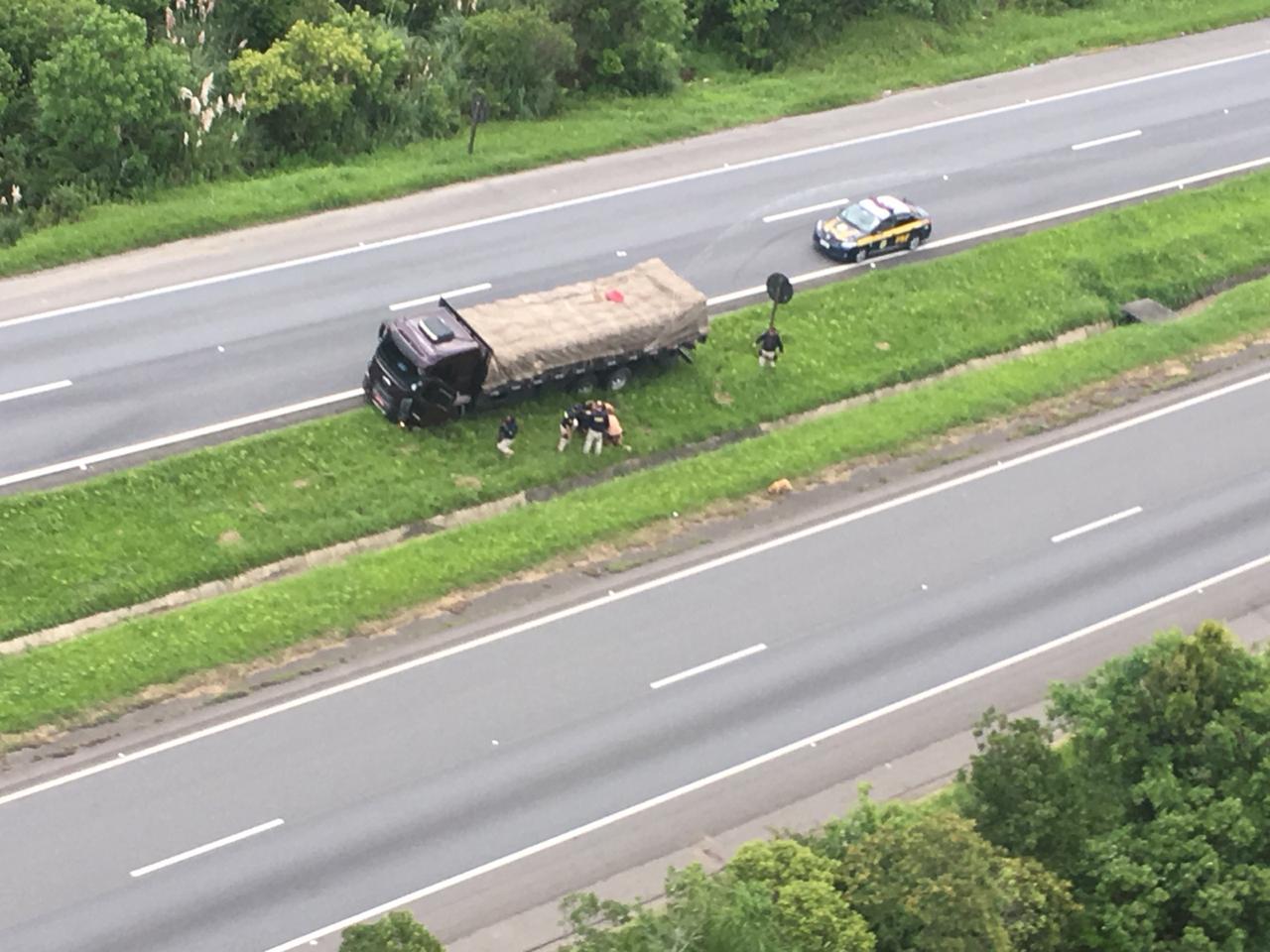 APÓS 63 KM DE FUGA E TIROS, PRF PRENDE CAMINHONEIRO QUE DIRIGIA SOB EFEITO DE COCAÍNA - VEJA FOTOS E VÍDEO - News Rondônia