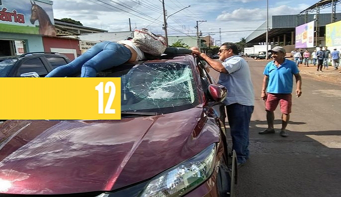 MOTOCICLISTA ANDA 60 METROS NO PÁRA-BRISA DE CARRO APÓS SER ATROPELADA - News Rondônia