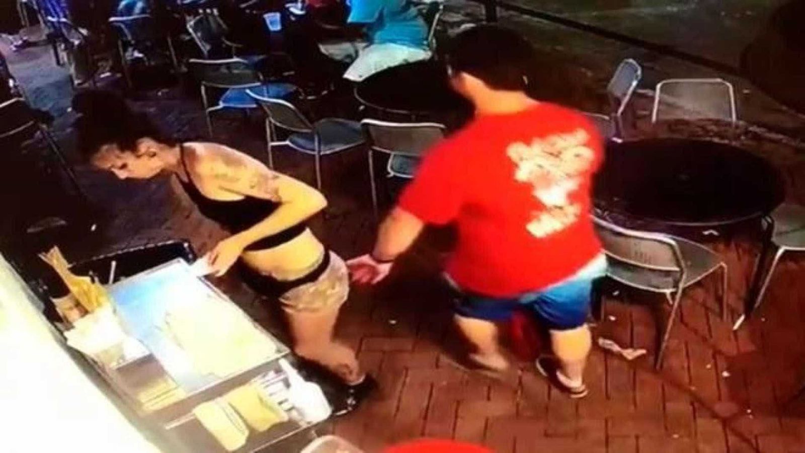 APÓS SER APALPADA, FUNCIONÁRIA REVIDA COM GOLPE E DÁ LIÇÃO EM CLIENTE; VÍDEO - News Rondônia
