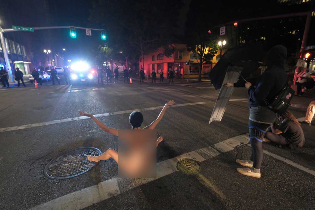 Manifestante nua viraliza após 'performance' em protesto nos EUA - News Rondônia