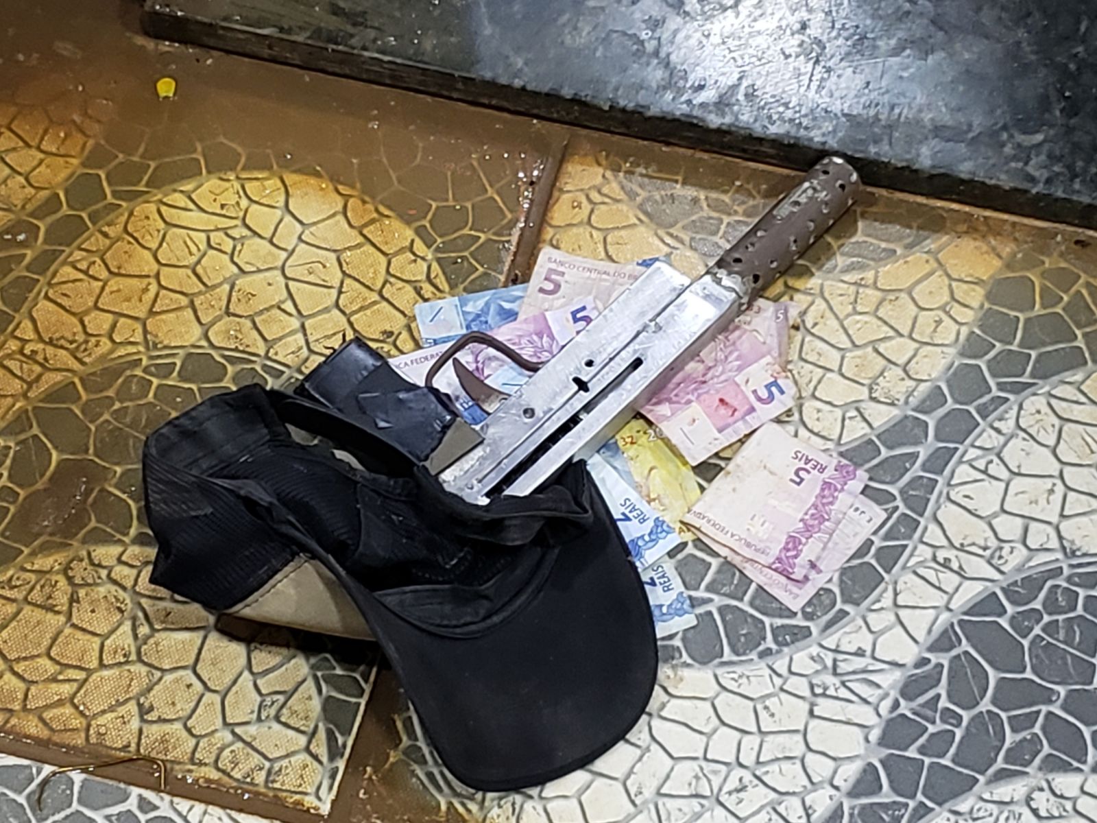 VEJA VÍDEO - Armado com 'submetralhadora', assaltante é espancado em panificadora - News Rondônia