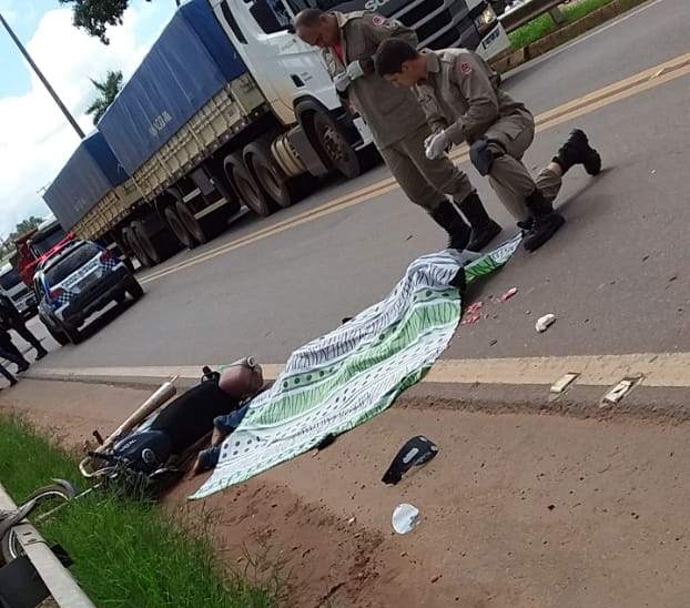 TRAGÉDIA: MOTOCICLISTA MORRE ESMAGADO POR CARRETA NA BR 364 - News Rondônia