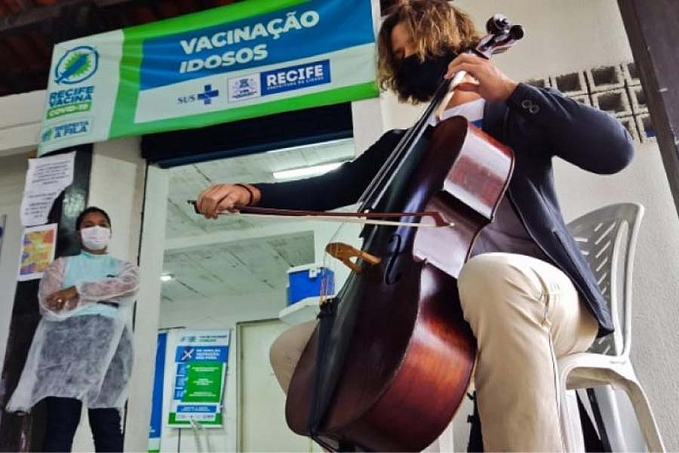 Músico toca em local de vacinação para agradecer imunização - News Rondônia