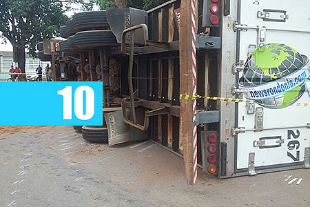 CARRETA CARREGADA COM CENOURAS TOMBA AO DESVIAR DE VEÍCULO EM ROTATÓRIA - News Rondônia