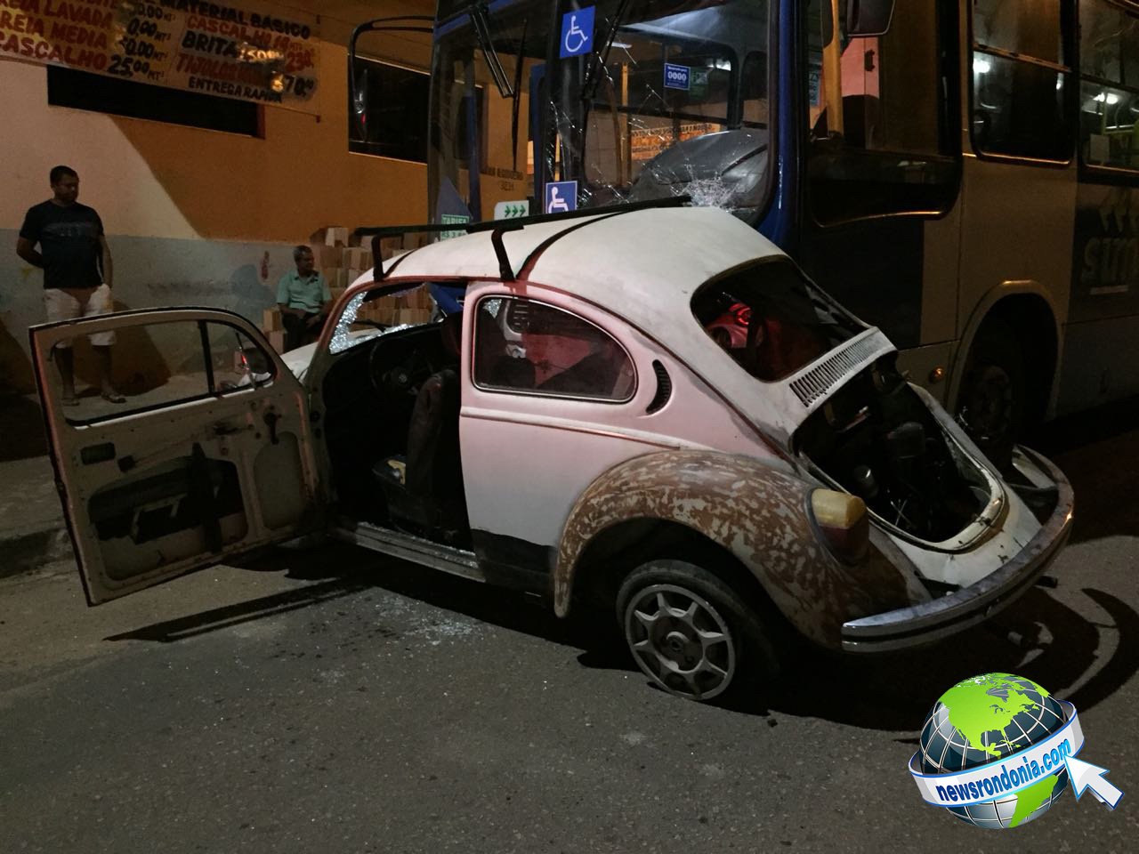 FUSCA É DESTRUÍDO AO SER ARRASTADO POR ÔNIBUS EM CRUZAMENTO NA ZONA SUL DA CAPITAL - News Rondônia
