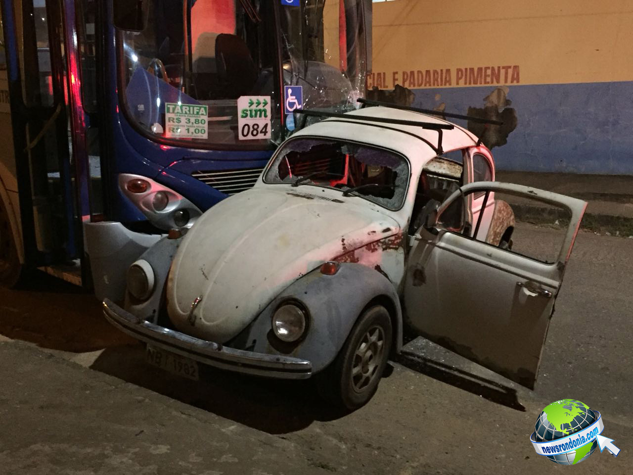 FUSCA É DESTRUÍDO AO SER ARRASTADO POR ÔNIBUS EM CRUZAMENTO NA ZONA SUL DA CAPITAL - News Rondônia