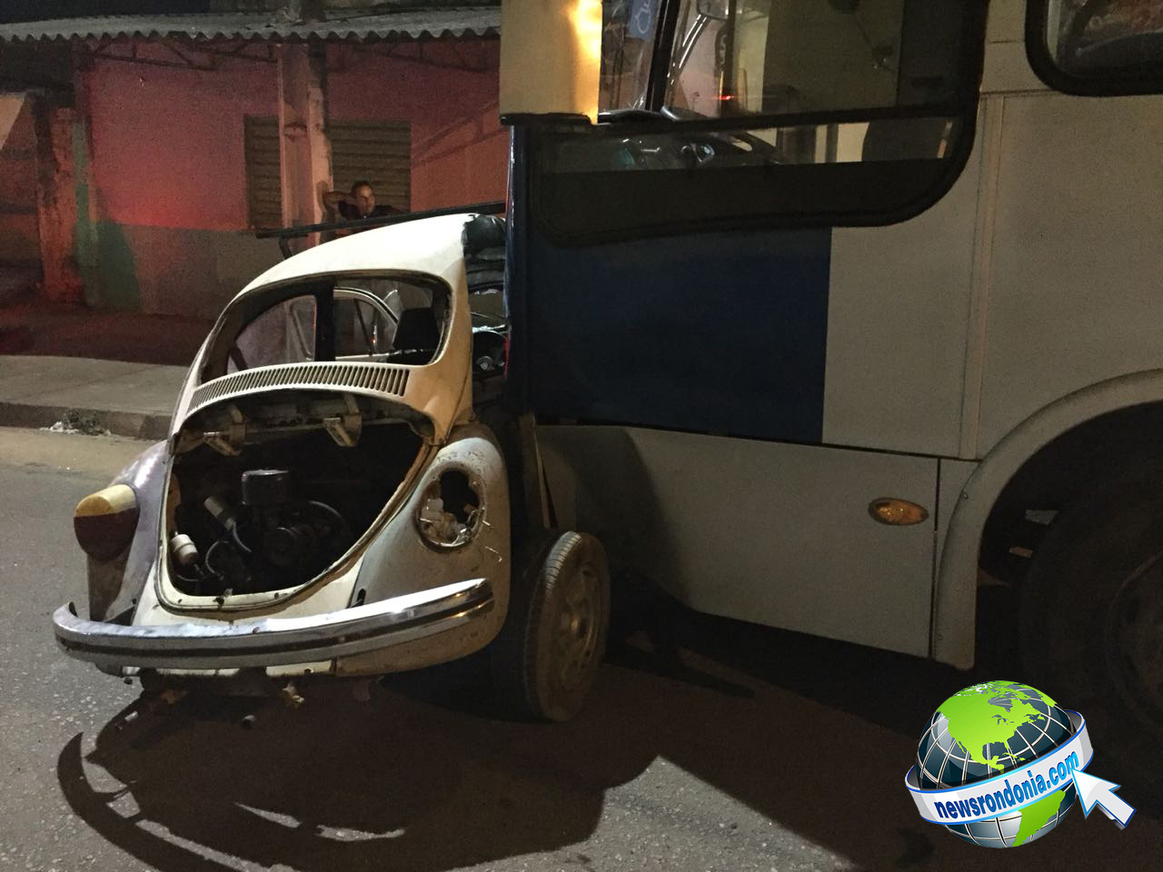 FUSCA É DESTRUÍDO AO SER ARRASTADO POR ÔNIBUS EM CRUZAMENTO NA ZONA SUL DA CAPITAL - News Rondônia