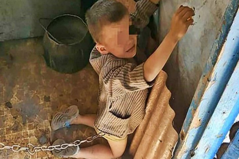 POLÍCIA ENCONTRA MENINO ACORRENTADO PELO PAI COMO FORMA DE 'EDUCÁ-LO' - News Rondônia