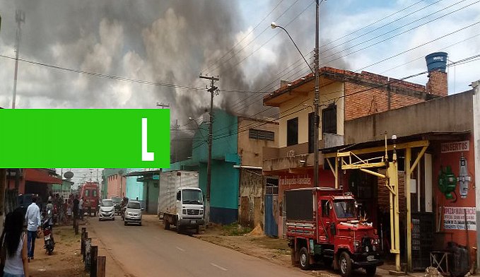 INCÊNDIO CAUSA DESTRUIÇÃO EM DEPÓSITO DE SUPERMERCADO E MOBILIZA VÁRIAS EQUIPES DO BOMBEIROS - News Rondônia