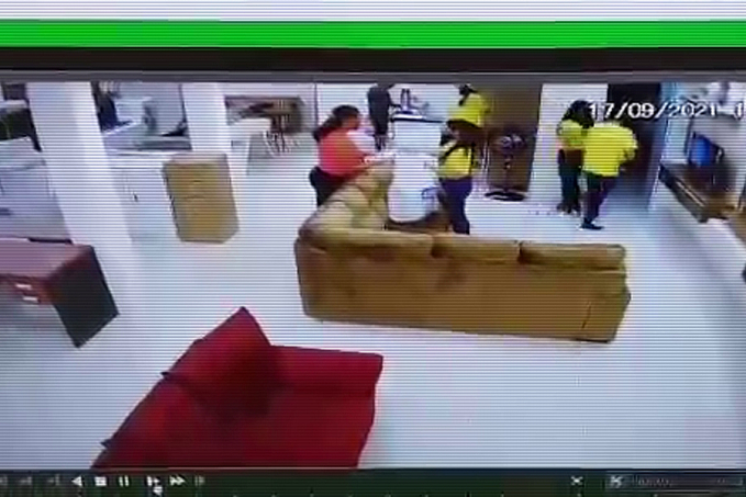 Suspeito é flagrado furtando Iphone em loja do Porto Velho Shopping - News Rondônia