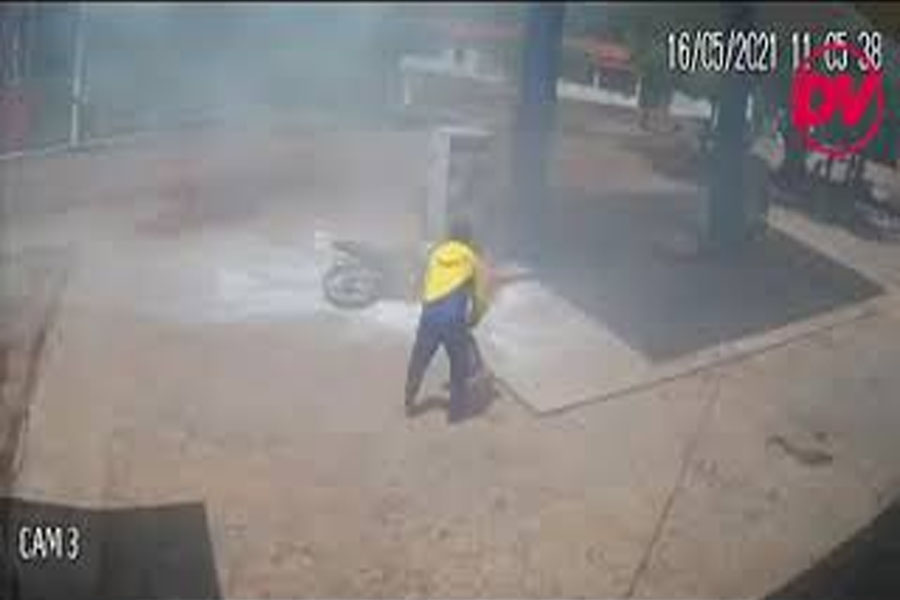 Motocicleta pega fogo enquanto era abastecida em posto - News Rondônia