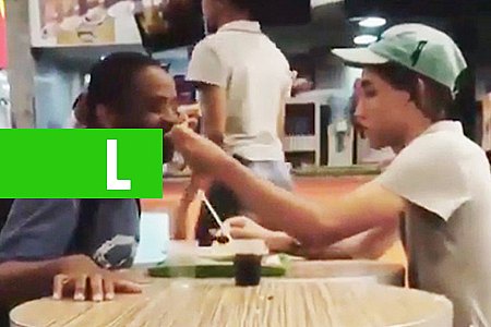 FUNCIONÁRIO DO GIRAFFAS DÁ COMIDA NA BOCA DE CLIENTE COM DEFICIÊNCIA: VÍDEO - News Rondônia
