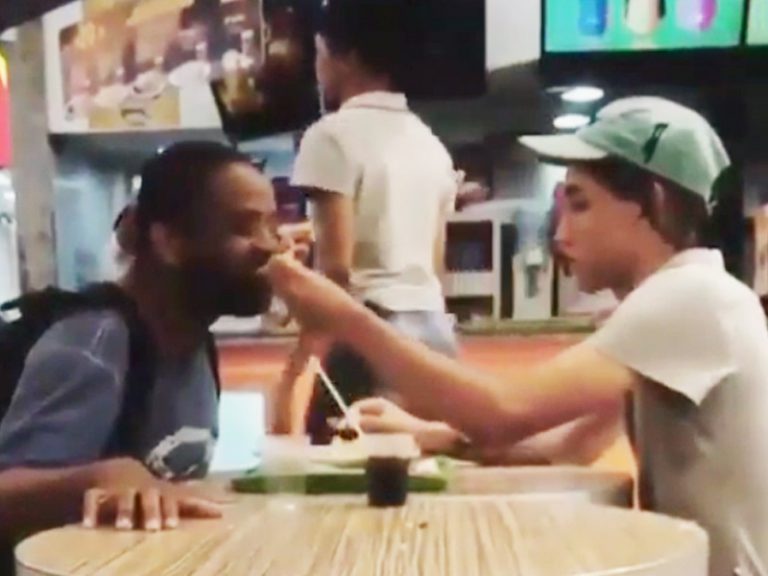 FUNCIONÁRIO DO GIRAFFAS DÁ COMIDA NA BOCA DE CLIENTE COM DEFICIÊNCIA: VÍDEO - News Rondônia