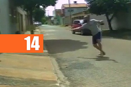 HOMEM É FLAGRADO AGREDINDO CÃO COM RODO EM RUA DE GOIÂNIA - VÍDEO - News Rondônia