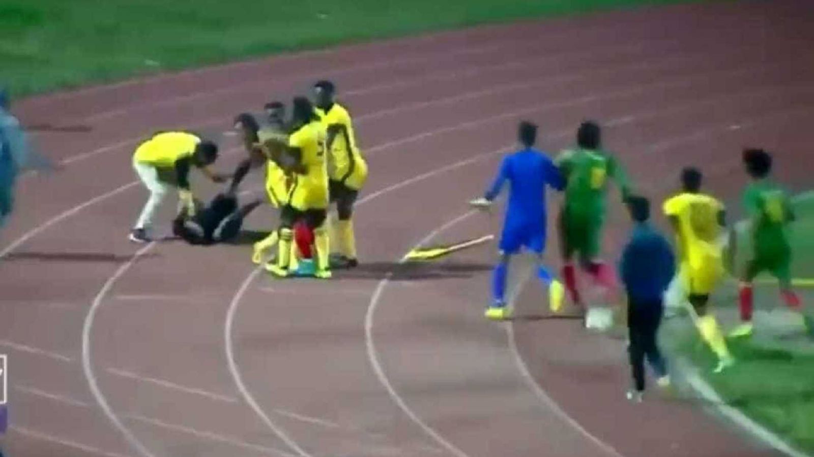 JOGADORES ESPANCAM ÁRBITRO APÓS GOL VALIDADO PARA TIME RIVAL - VÍDEO - News Rondônia