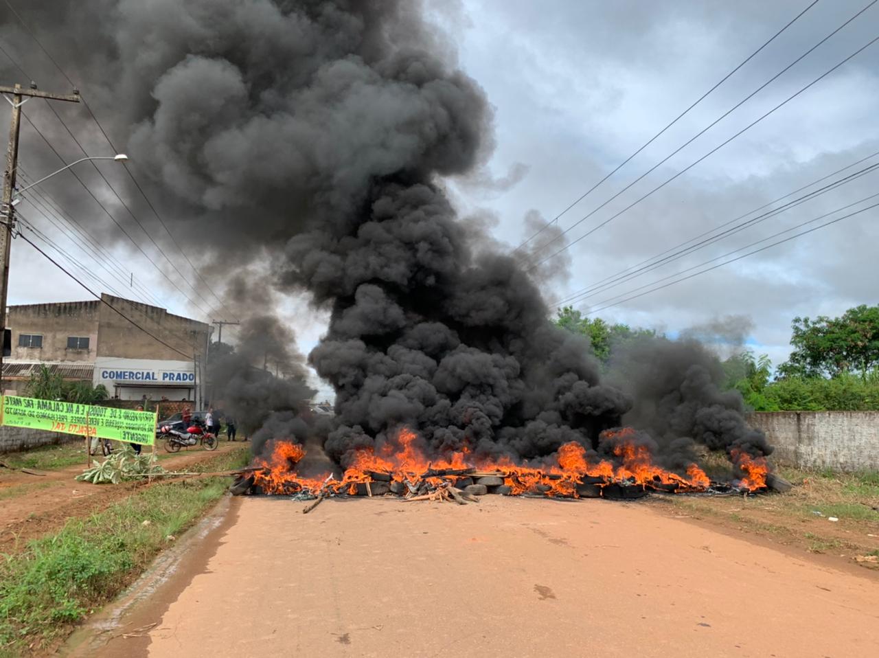 Moradores fecham trecho de avenida por pavimentação até ao Crystal da Calama na periferia centro-leste - News Rondônia