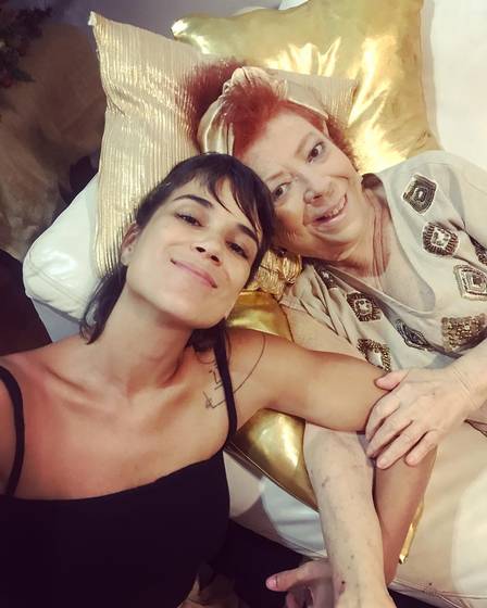 INTERNADA, BETH CARVALHO SE ANIMA COM RODA DE SAMBA NO HOSPITAL - News Rondônia