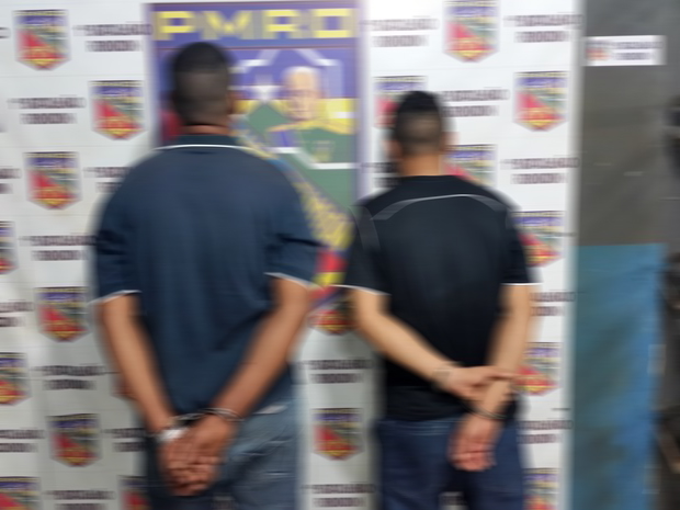 ZONA LESTE: DUPLA COM DROGA É PRESA E AFIRMA QUE NEM NA BASE DA PORRADA ENTREGARIAM O TRAFICANTE - News Rondônia