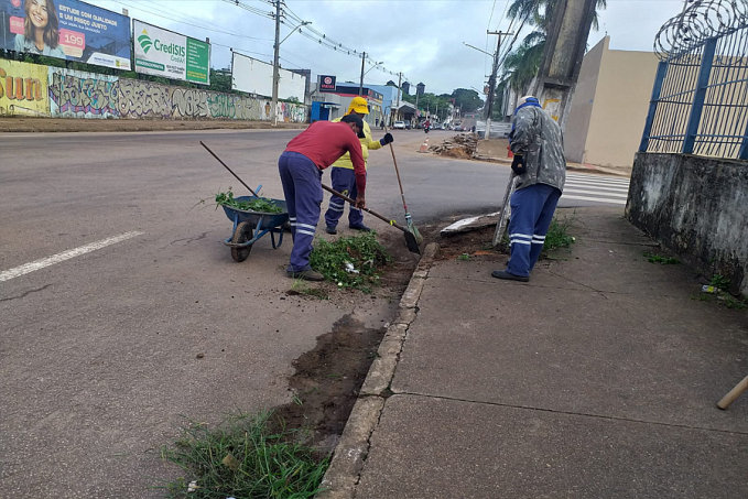 URBANISMO - Rua Rogério Weber é contemplada com serviços de limpeza - News Rondônia