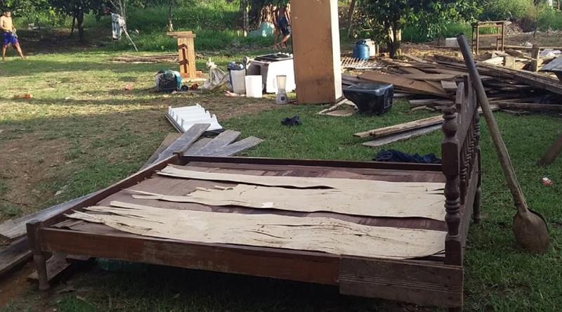REVOLTADO: HOMEM NÃO ACEITA SEPARAÇÃO E DERRUBA CASA DA EX-ESPOSA - News Rondônia