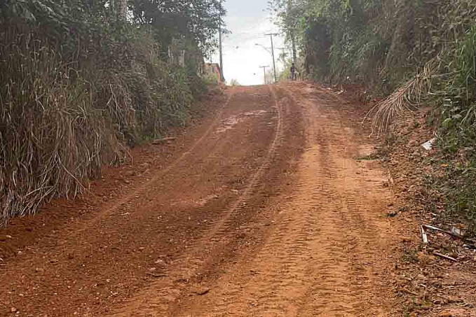 Após solicitação do vereador Carlos Damaceno, SEMOB realiza patrolamento na rua Canhoto da Paraíba - News Rondônia