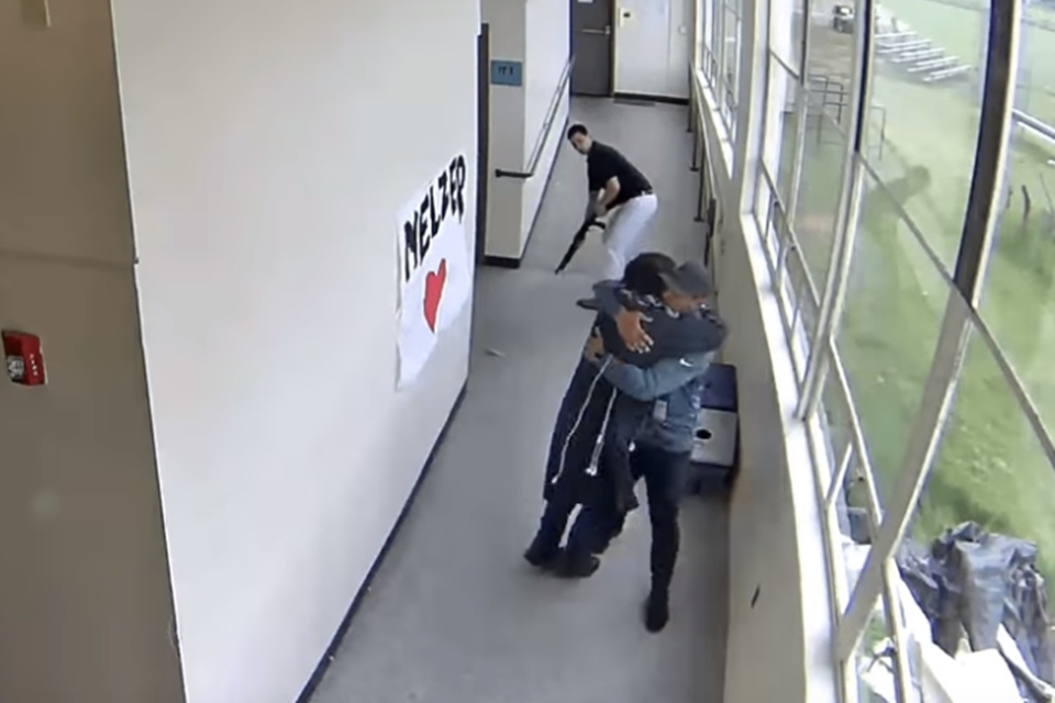 PROFESSOR EVITA TRAGÉDIA EM ESCOLA ABRAÇANDO ALUNO ARMADO (VÍDEO) - News Rondônia