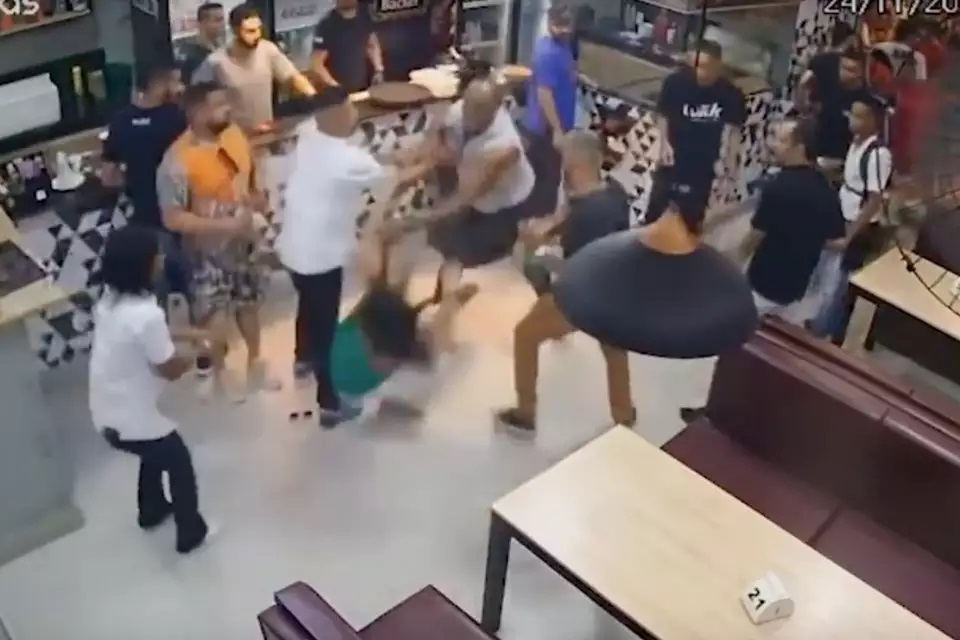MULHER É AGREDIDA POR HOMEM COM SOCOS E EMPURRÃO EM BAR  VEJA VÍDEO - News Rondônia