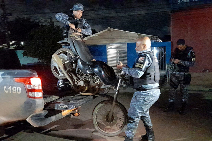 ÁREA DE CONFLITO - Força Tática prende suspeito com moto roubada - News Rondônia