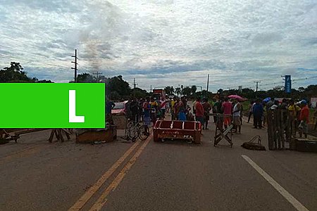 MORADORES DO SANTA CECÍLIA BLOQUEIAM BR-364 REIVINDICANDO MELHORIAS DE ESTRUTURA DO BAIRRO - News Rondônia