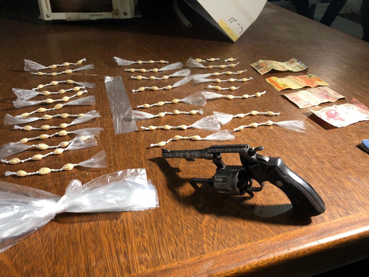 Denarc fecha boca de fumo, prende traficante e apreende drogas e arma - News Rondônia