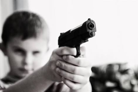 ZONA LESTE - CRIANÇA É FLAGRADA EM SALA DE AULA COM ARMA E AMEAÇA PROFESSORA - News Rondônia
