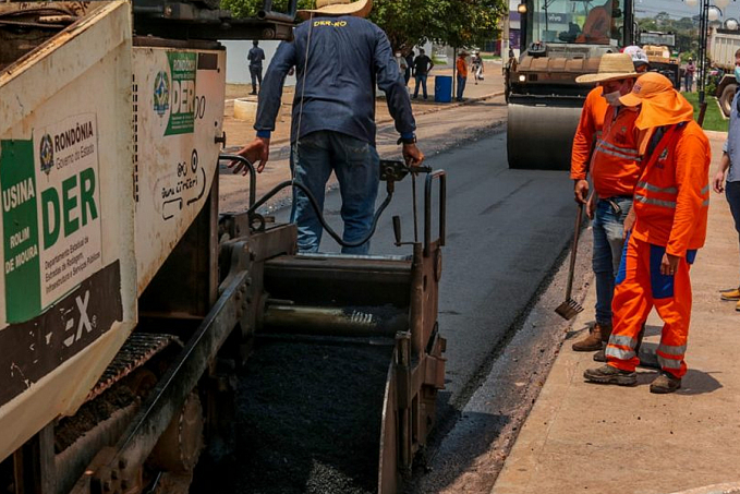RETROSPECTIVA 2021 - Projeto 'Tchau Poeira' desenvolve serviços de infraestrutura com asfalto urbano direcionado aos municípios rondonienses - News Rondônia